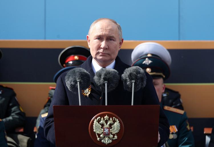 Den russiske præsident Vladimir Putin taler ved det militære paradeoptog på Sejrsdagen, den vigtigste russiske helligdag.      Foto: Mikhail Klimentyev/Ritzau Scanpix