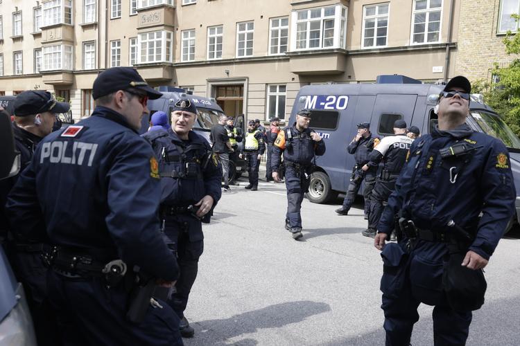 Selv om der endnu er et par timer til, at demonstrationerne starter, er svensk politi allerede massivt til stede.  Foto: Emil Bay