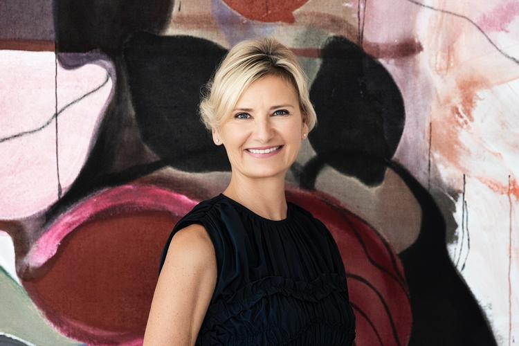 Direktør Nina Wedell-Wedellsborg fotograferet foran et maleri af den danske kunstner Emily Gernild.

 Foto: Mathilde Schmidt