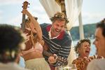 Hele den glade familie med venner og kærester er samlet til midsommerfest. Men der er skår i idyllen. Hemmelighederne vælter snart frem.  Foto: Netflix
