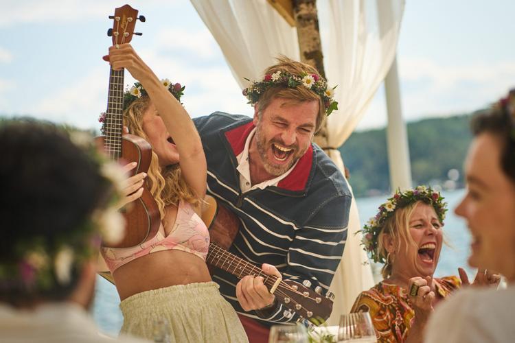 Hele den glade familie med venner og kærester er samlet til midsommerfest. Men der er skår i idyllen. Hemmelighederne vælter snart frem.  Foto: Netflix