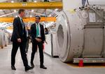 Premierminister Rishi Sunak (th.) og Storbritanniens finansminister, Jeremy Hunt, besøger en fabrik på dagen, hvor nye tal siger, at britisk økonomi er ude af recession. Foto: Jacob King/Ritzau Scanpix