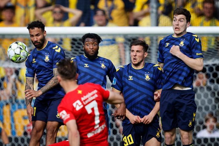 Kan Brøndbys mur holde stand de kommende to uger? Sean Klaiber, Kevin Tshiembe, Jordi Vanlerberghe og Jacob Rasmussen mangler at møde FC Nordsjællands frisparksskytte Marcus Ingvartsen i tredjesidste runde.   Foto: Jens Dresling