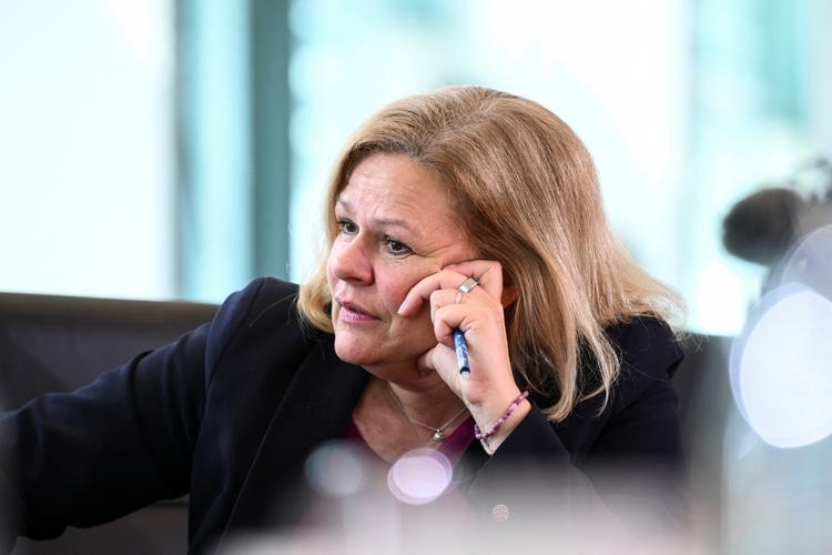 »Vi bruger alle instrumenter, vi har til rådighed. Fra overvågning til intens efterforskning«, siger Tysklands indenrigsminister, Nancy Faeser. Foto: Annegret Hilse/Ritzau Scanpix