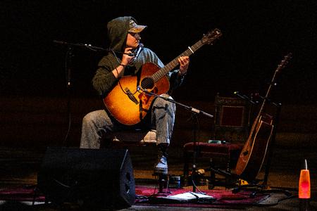 Adrianne Lenker er måske nok mest kendt som sanger og sangskriver i Big Thief, men hendes evner som guitarist lyste smukt op i Konservatoriets Koncertsal, der indrammede hver en tone varmt.  Foto: Finn Frandsen