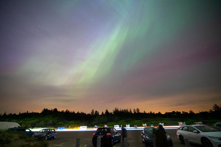 En kraftig solstorm er årsagen til nordlyset, der har prydet nattehimlen over store dele af den nordlige halvkugle. Her ses nordlys over stranden ved Tisvildeleje fredag nat. Foto: Kenneth Meyer