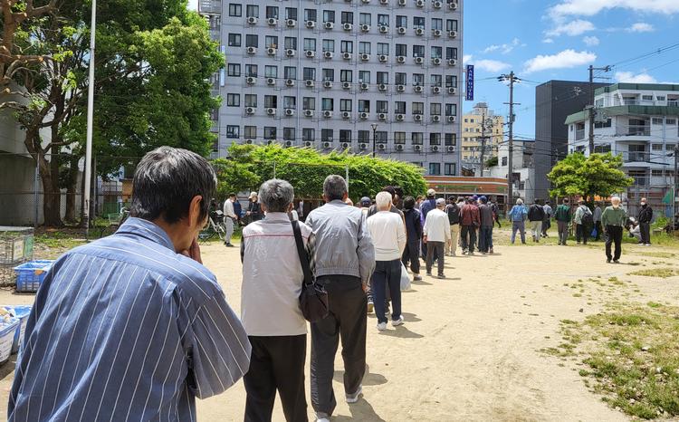 Omkring 180 personer besøger hver dag suppekøkkenet i Haginochaya Park. Næsten alle er midaldrende eller ældre mænd. Foto: Malene Jensen