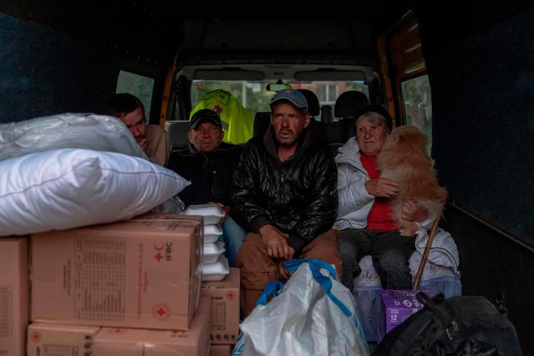 Ukrainere fotograferet lørdag under evakueringen fra byen Lyptsi.  Foto: Roman Pilipey/Ritzau Scanpix
