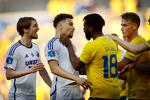 Assistenttræner Martin Retov var ikke den eneste Brøndby-mand, der foretog et halsgreb i løbet af kampen. Kevin Tshiembe uddelte også et i tillægstiden af en kamp fyldt med had.  Foto: Jens Dresling