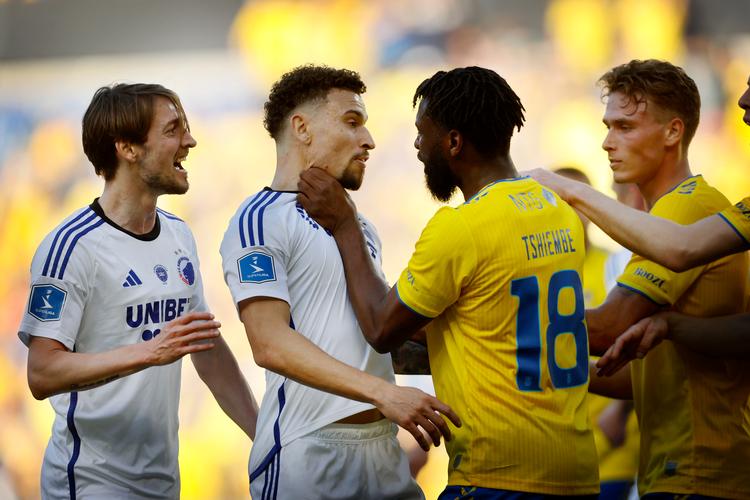 Assistenttræner Martin Retov var ikke den eneste Brøndby-mand, der foretog et halsgreb i løbet af kampen. Kevin Tshiembe uddelte også et i tillægstiden af en kamp fyldt med had.  Foto: Jens Dresling
