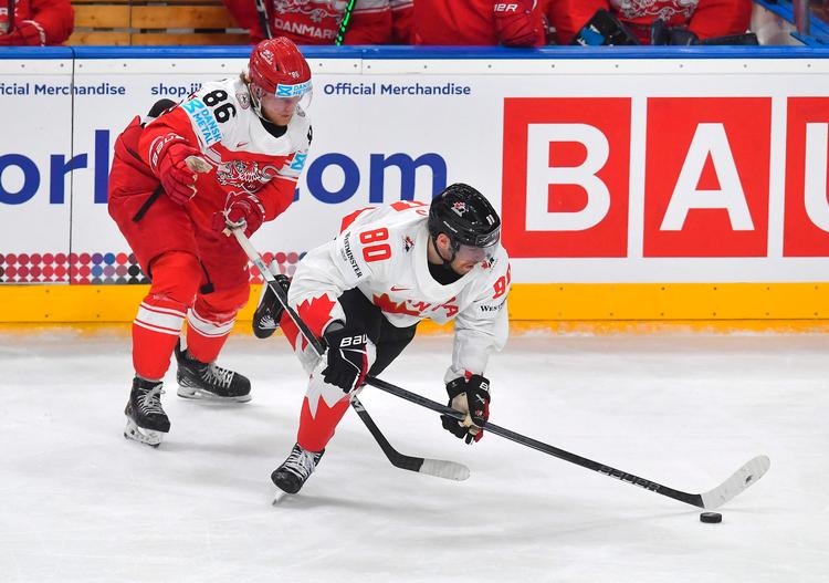 Joachim Blichfeld i duel med Pierre-Luc Dubois under dagens kamp ved VM. Foto: Michal Cizek/Ritzau Scanpix