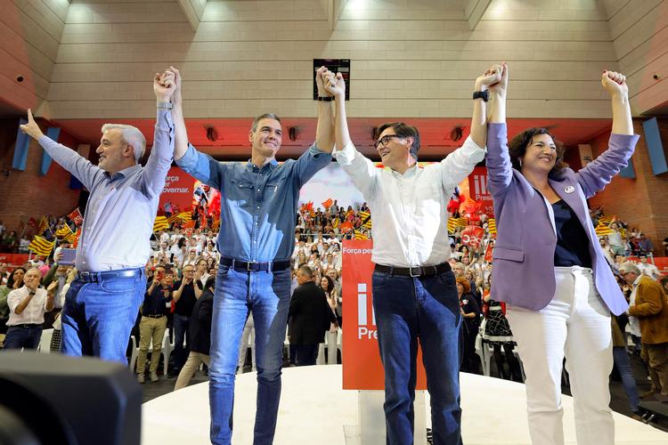 Primierminister Pedro Sanchez (nr. 2 fra venstre) har ført valgkamp for partifællen Salvador Illa (nr. 2 fra højre). Foto: Lluis Gene/Ritzau Scanpix