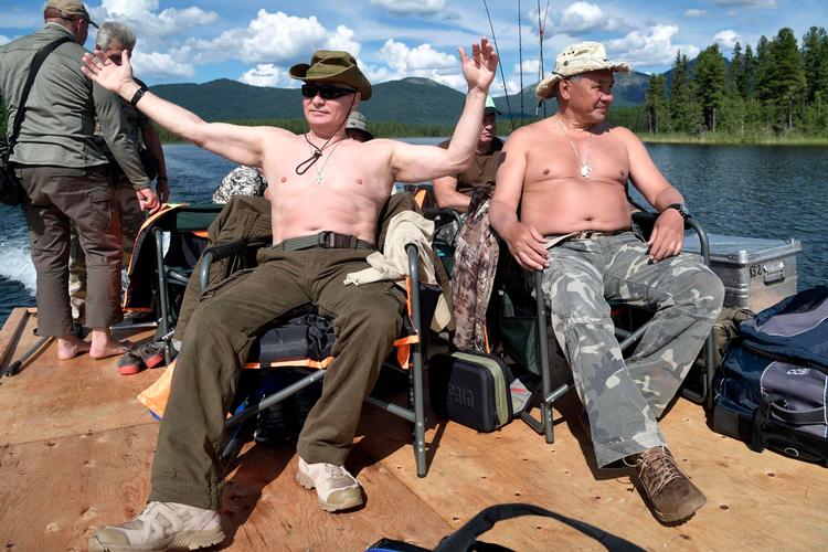 Vladimir Putin og Sergej Sjojgu på sommerferie i Tuva i det sydlige Sibirien, hvor de blandt andet som her, fiskede.   Foto: Alexey Nikolsky/Ritzau Scanpix