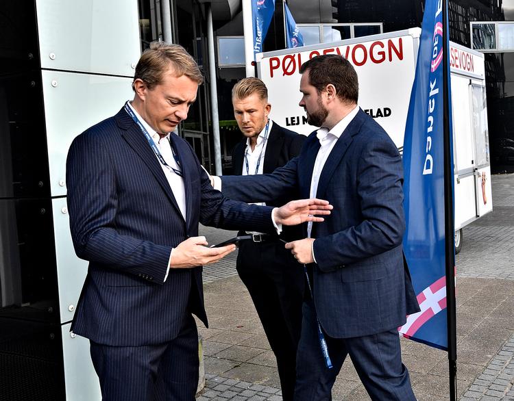 DF's europaparlamentariker Anders Vistisen (th.) kommer ikke på scenen til såkaldt spitzenkandidat-debat senere i maj. Han sender derfor en klage, og DF-formand Morten Messerschmidt (tv.) vil tage sagen op med statsministeren. Foto: Ernst van Norde