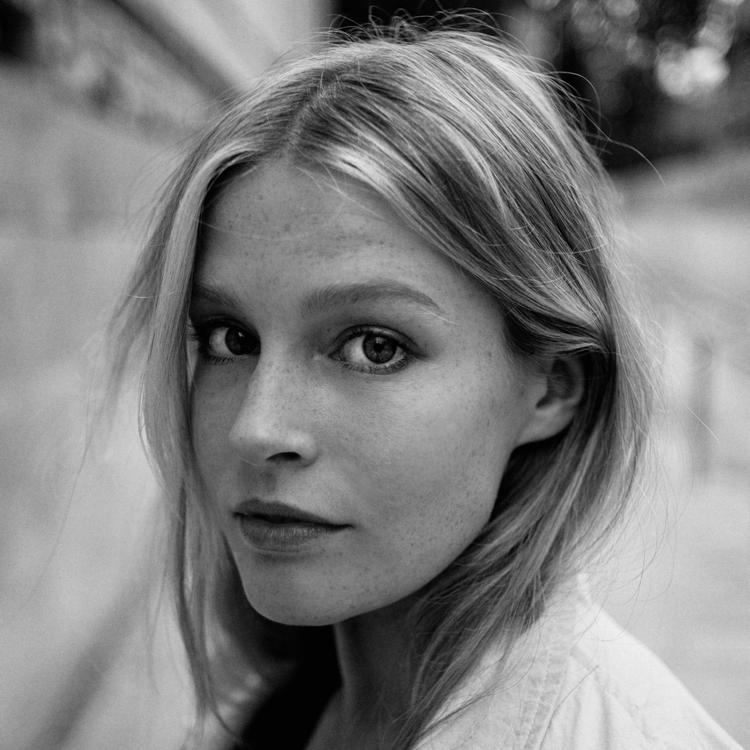 Maddie Mortimer er født i 1996. Da hun var 10 år gammel, døde hendes mor af kræft.  At skrive  var hendes måde at bearbejde den svære tid på, har hun fortalt. Foto: Ben Mankin