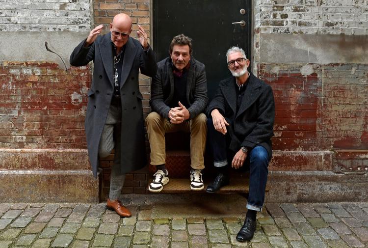 Trioens besætning udgøres af en trommeslager med bijob som hård dommer, en bassist med mange jern i ilden og en pianist, der lige så gerne spiller Monk som Bach og både er selvdefineret autist, kunstmaler og professor emeritus. Foto: Adrian Täckman/Storyville