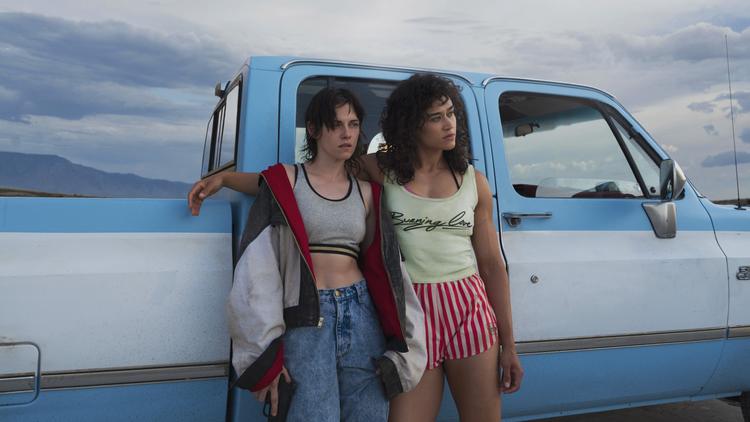 Der er 'Thelma &amp; Louise'-ekkoer nok i Rose Glass' 'Love Lies Bleeding' med Kristen Stewart og Katy O'Brian i hovedrollerne. Foto: Still fra filmen