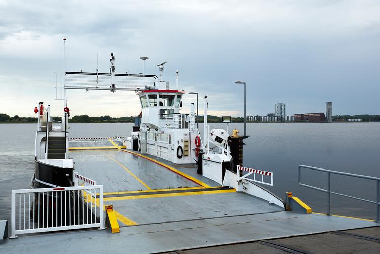 Den fredelige ø Egholm i Limfjorden ligger tæt på Aalborg og har samme postnummer. Overfarten med færgen fra Aalborg til Egholm tager kun få minutter og afgår hver halve time. Nu er der planer om en motorvej tværs over øens østlige ende. Foto: Morten Langkilde/Morten Langkilde