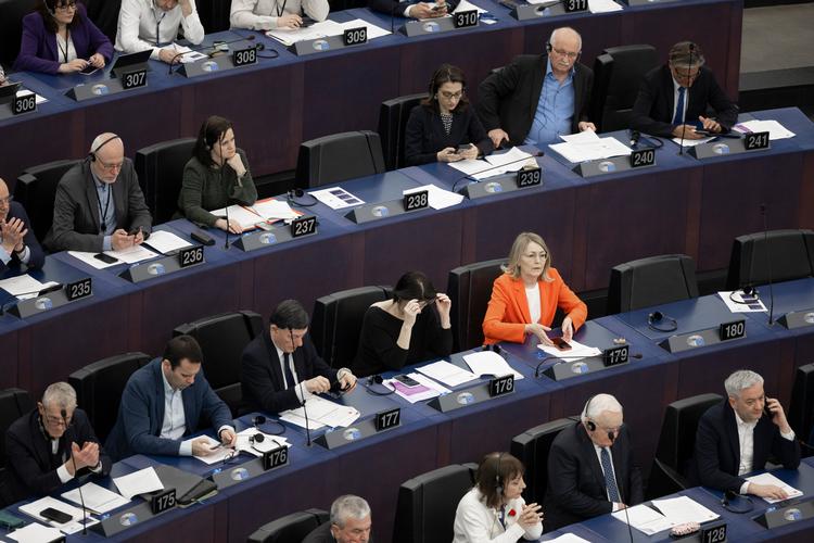 En breds kreds af partigrupper afskriver yderfløjene og vil presse andre til at gøre det samme. På billedet en stribe medlemmer af Europa-Parlamentet, hvor Christel Schaldemose (S) kan spottes i orange habit.    Foto: Thomas Borberg