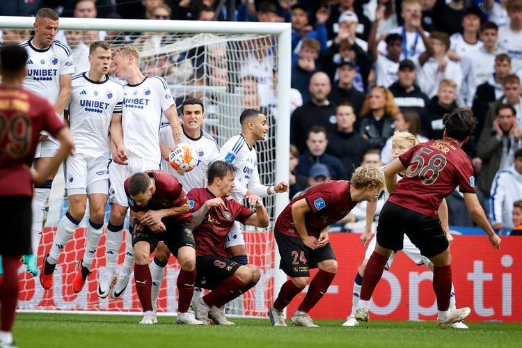 FC Midtjylland har grebet om FC København i disse år. Også i Parken, hvor midtjyderne også vandt i sæsonens første ligakamp i september (billedet). Københavnerne vandt dog hjemme med 1-0 over FCK i pokalturneringen senere på efteråret.  Foto: Jens Dresling