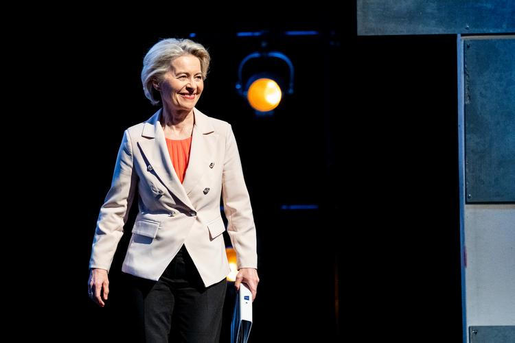 Formanden for EU-Kommissionen, Ursula von der Leyen, talte tirsdag ved demokratitopmødet Copenhagen Democracy Summit i Skuespilhuset i København, hvor hun med henvisning til den russiske trussel betegnede det forestående EP-valg som »det vigtigste nogensinde«. Foto: Ida Marie Odgaard/Ritzau Scanpix