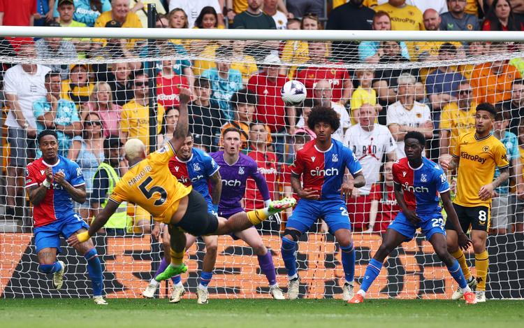 Det er Wolverhampton, hvis hold spiller i gult, der har bedt om at der tages stilling til den videre brug af VAR. Foto: Andrew Boyers/Ritzau Scanpix