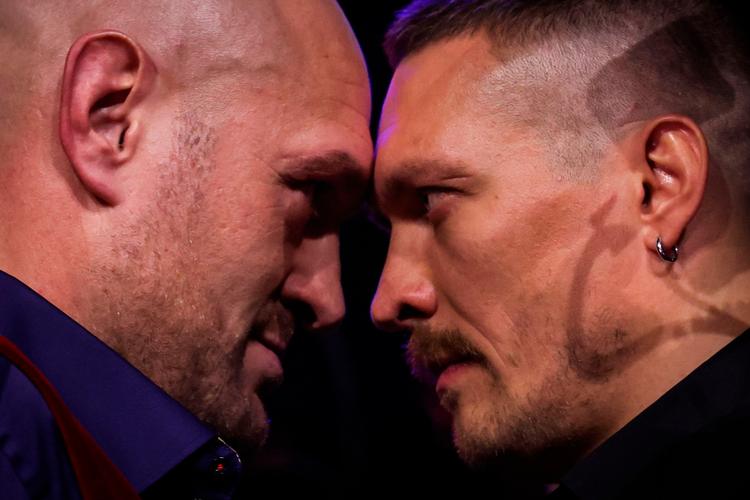 Tyson Fury (tv.) og Oleksandr Usyk kan grine hele vejen hen til banken, når de lørdag kravler ud af ringen i Kingdom Arena. Begge får trecifrede millionbeløb for deres indsats i VM-braget. Foto: Daniel Leal/Ritzau Scanpix