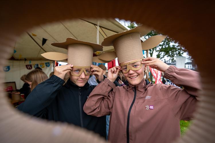 Kulturmødet Mors er et af de mange tematiske folkemøder rundt om i landet. Her er det to børn, der har været på workshop med kunstner Signe Marie Bonnici-Erichsen.  PR-foto Per Bille
