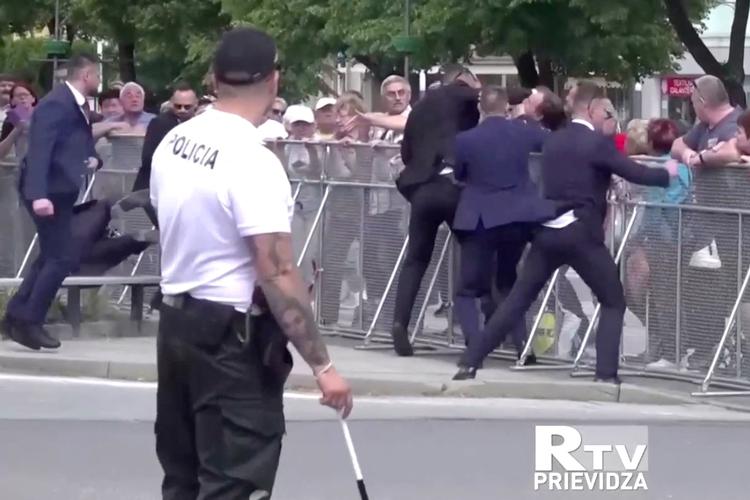 Medlemmer af den slovakiske premierminister  Robert Ficos sikkerhedskorps anholdt hurtigt den ældre mand, som man mener skød på Fico.  Foto: Rtv Prievidza/Ritzau Scanpix