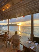 Flere restauranter ligger direkte ud til vandet og inviterer til at man får aperitif i solnedgangen. ​ Foto: Kristoffer Flakstad