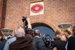 Pressen efter første dag i retssagen mod den 33-årige mand, der blandt andet er tiltalt for drabet på Emilie Meng. Sagen begyndte i Retten i Næstved tirsdag 14. maj 2024. I sagen anklages den 33-årige mand også for at have bortført en 13-årig pige i Kirkerup i april 2023 og udsat hende for grove seksuelle overgreb. Derudover er han tiltalt for at have overmandet og forsøgt at bortføre og voldtage en 15-årig efterskoleelev i Sorø i november 2022. Foto: Mads Claus Rasmussen/Ritzau Scanpix