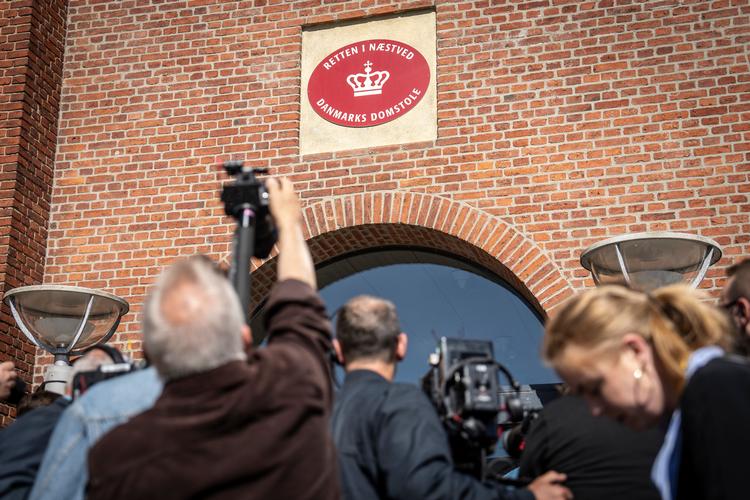 Pressen efter første dag i retssagen mod den 33-årige mand, der blandt andet er tiltalt for drabet på Emilie Meng. Sagen begyndte i Retten i Næstved tirsdag 14. maj 2024. I sagen anklages den 33-årige mand også for at have bortført en 13-årig pige i Kirkerup i april 2023 og udsat hende for grove seksuelle overgreb. Derudover er han tiltalt for at have overmandet og forsøgt at bortføre og voldtage en 15-årig efterskoleelev i Sorø i november 2022. Foto: Mads Claus Rasmussen/Ritzau Scanpix