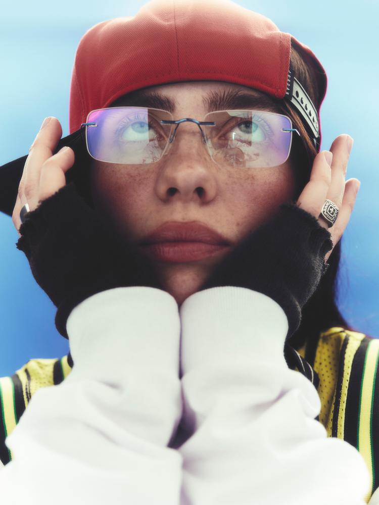 Hun ser trist ud, 22-årige Billie Eilish, men på hendes nye album, 'Hit Me Hard and Soft', er stemningen dog temmelig nyforelsket. Foto: Pr-foto