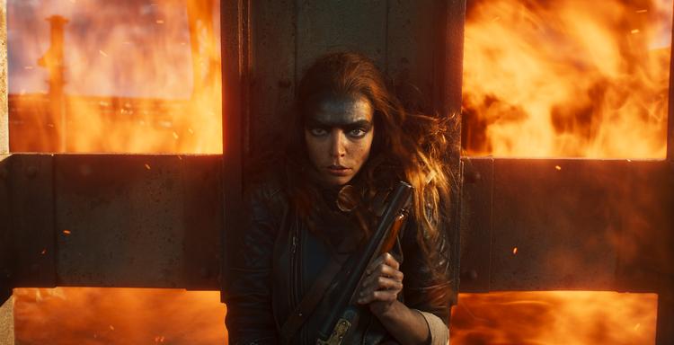 'Mad Max'-sagaen tager her i sin femte fflm i endnu højere grad en drejning mod genren feminist revenge-film, når Furiosa (Anya Taylor-Joy) tager på hævntogt efter den mand, der har gjort hende fortræd. Foto: Jasin Boland/Warner Bros. Pictures