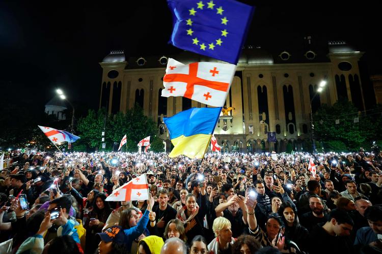 Gaderne i Tbilisi har de seneste uger været fyldt med demonstranter, der er utilfredse med loven og den betydning, den kan få for Georgiens bånd til EU. Foto: Giorgi Arjevanidze/Ritzau Scanpix