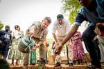 Som kronprins var Frederik sammen med minister for global klimapolitik Dan Jørgensen (S) for et år siden i Niger. Besøget havde fokus på klimaforandringer.  Foto: Mads Claus Rasmussen/Ritzau Scanpix
