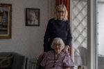 især for mennesker med demens er det en stor fordel at have oprettet en fremtidsfuldmagt i tide, så de selv har haft indflydelse på, hvem der kan træffe beslutninger på deres vegne. Tidligere har Anne Marie Rommedahl fortalt i Politiken om de fordele og ulemper, hun har oplevet som fuldmægtig for sin søster, Helen Danielsen (siddende).    Foto: Hannah Aurora Almstrup