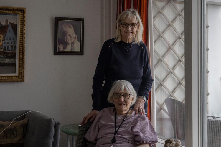 især for mennesker med demens er det en stor fordel at have oprettet en fremtidsfuldmagt i tide, så de selv har haft indflydelse på, hvem der kan træffe beslutninger på deres vegne. Tidligere har Anne Marie Rommedahl fortalt i Politiken om de fordele og ulemper, hun har oplevet som fuldmægtig for sin søster, Helen Danielsen (siddende).    Foto: Hannah Aurora Almstrup