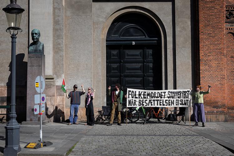 Rundt om Københavns Universitets bygninger ved Frue Plads blev indgangene blokeret af propalæstinensiske studerende fra morgenstunden. Hen på efterdagen var de alle væk igen. Foto: Martin Lehmann