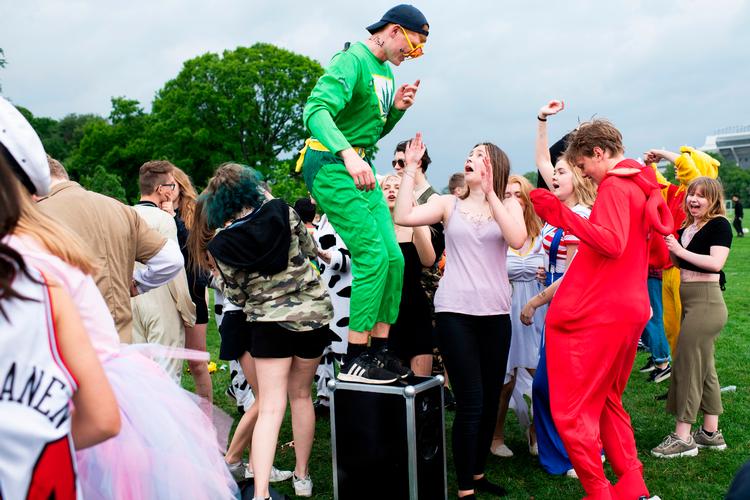 Også tidligere år har skoleelever i 9. klasse mødtes i Fælledparken i København for at fejre sidste skoledag. Dette billede er fra 2019. Arkivfoto Gregers Tycho