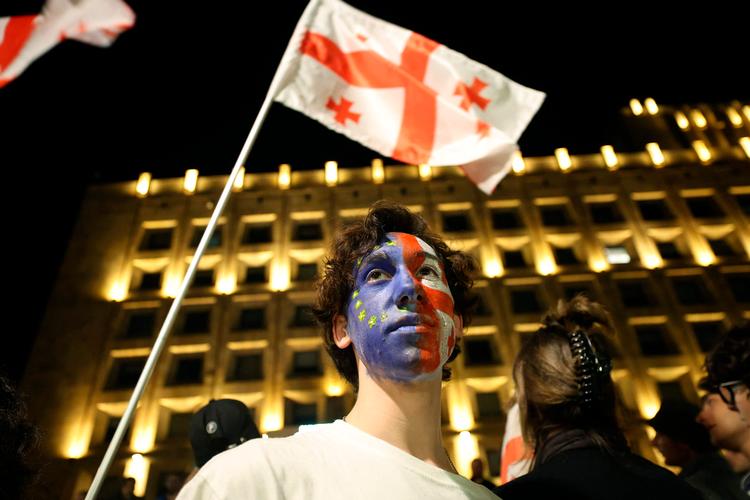 De seneste dage har der værret store protester i hovedstaden Tbilisi over den nye lov, som præsidenten altså også er imod. Foto: Giorgi Arjevanidze/Ritzau Scanpix