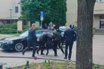 Robert Fico falder sammen og hjælpes i sikkerhed af sine sikkerhedsvagter, da han onsdag blev skudt i den lille slovakiske by Handlova. Foto: -/Ritzau Scanpix