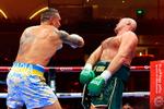 Kampen burde ifølge eksperterne være stoppet i 9. runde, da kun tovene holdt Tyson Fury (th.) på benene efter en serie af træffere fra Oleksandr Usyk. Foto: Fayez Nureldine/Ritzau Scanpix