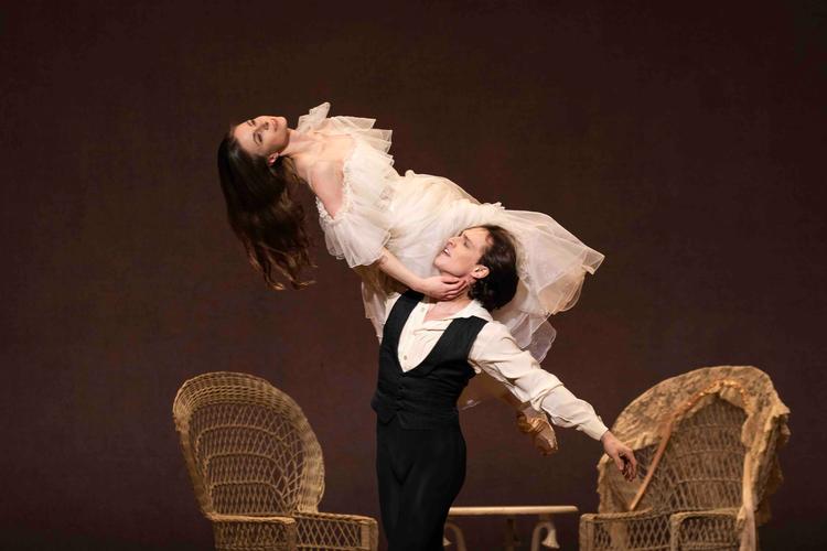 Kgl. solodanser Ida Praetorius, der har været på orlov hos Hamburg Ballett siden 2021, kunne som Kameliadamen ikke bare bedåre sin Armand (Jacopo Bellussi), men publikum i Tivolis Koncertsal.  Foto: Kiran West