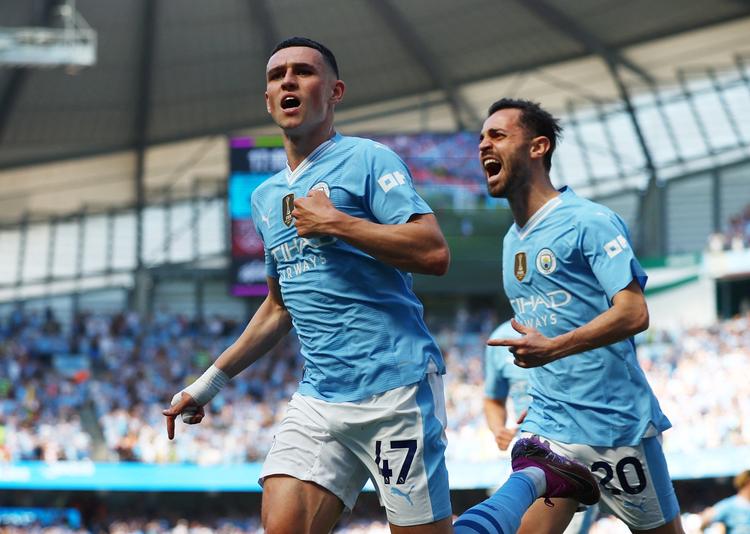 Manchester Citys første to mål mod West Ham blev scoret af Phil Foden (tv.), der fik Bernardo Silva til at juble. Foto: Molly Darlington/Ritzau Scanpix