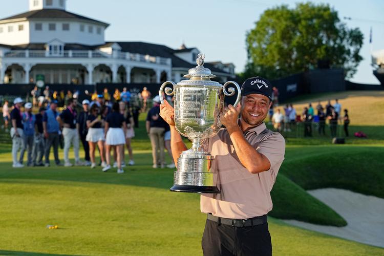 Xander Schauffele løfter The Wanamaker Trophy efter at have vundet PGA Championship. Foto: Adam Cairns/Ritzau Scanpix