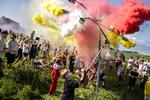 'Elektronisk Solskin' er i høj grad også børnenes fest - især når kunstnerne Morten Plesner og Riisom har fyret deres farverige røgbomber af. De yngste gæster har gratis adgang til endagsfestivalen pinsedag. Foto: Emil Bay