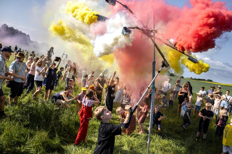 'Elektronisk Solskin' er i høj grad også børnenes fest - især når kunstnerne Morten Plesner og Riisom har fyret deres farverige røgbomber af. De yngste gæster har gratis adgang til endagsfestivalen pinsedag. Foto: Emil Bay