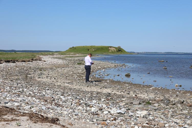 Løkke er mandag formiddag inviteret på en gåtur ved Roskilde Fjord af Danmarks Naturfredningsforenings præsident, den tidligere Enhedslisten-politiker Maria Reumert Gjerding. Foto: Tine Gjerløv, Danmarks Naturfredningsforening