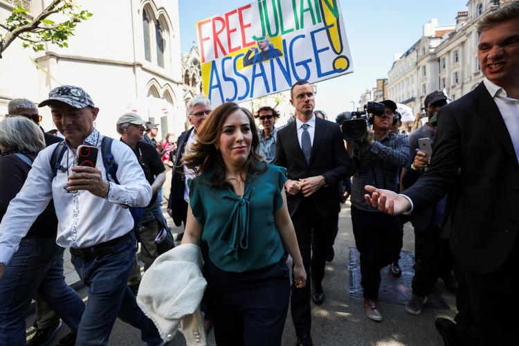 Julian Assanges hustru, Stella Assange, uden for Højsteret i London. Foto: Hollie Adams/Ritzau Scanpix